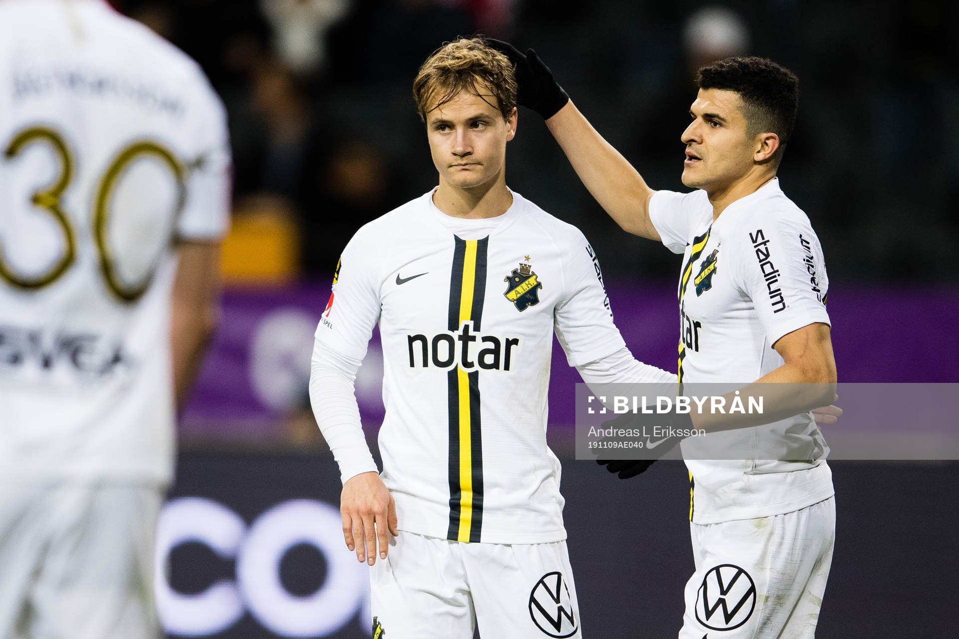AIK:s Saku Ylätupa jublar tillsammans med Tarik Elyounoussi under fotbollsmatchen i Svenska Cupen mellan Enskede och AIK den 9 november 2019 i Stockholm.