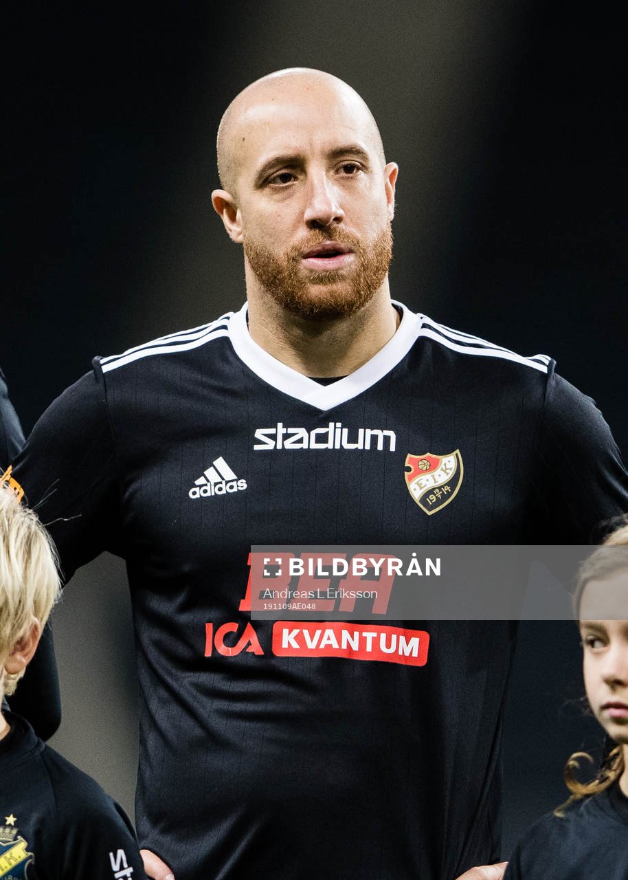 Enskedes Kenny Pavey innan fotbollsmatchen i Svenska Cupen