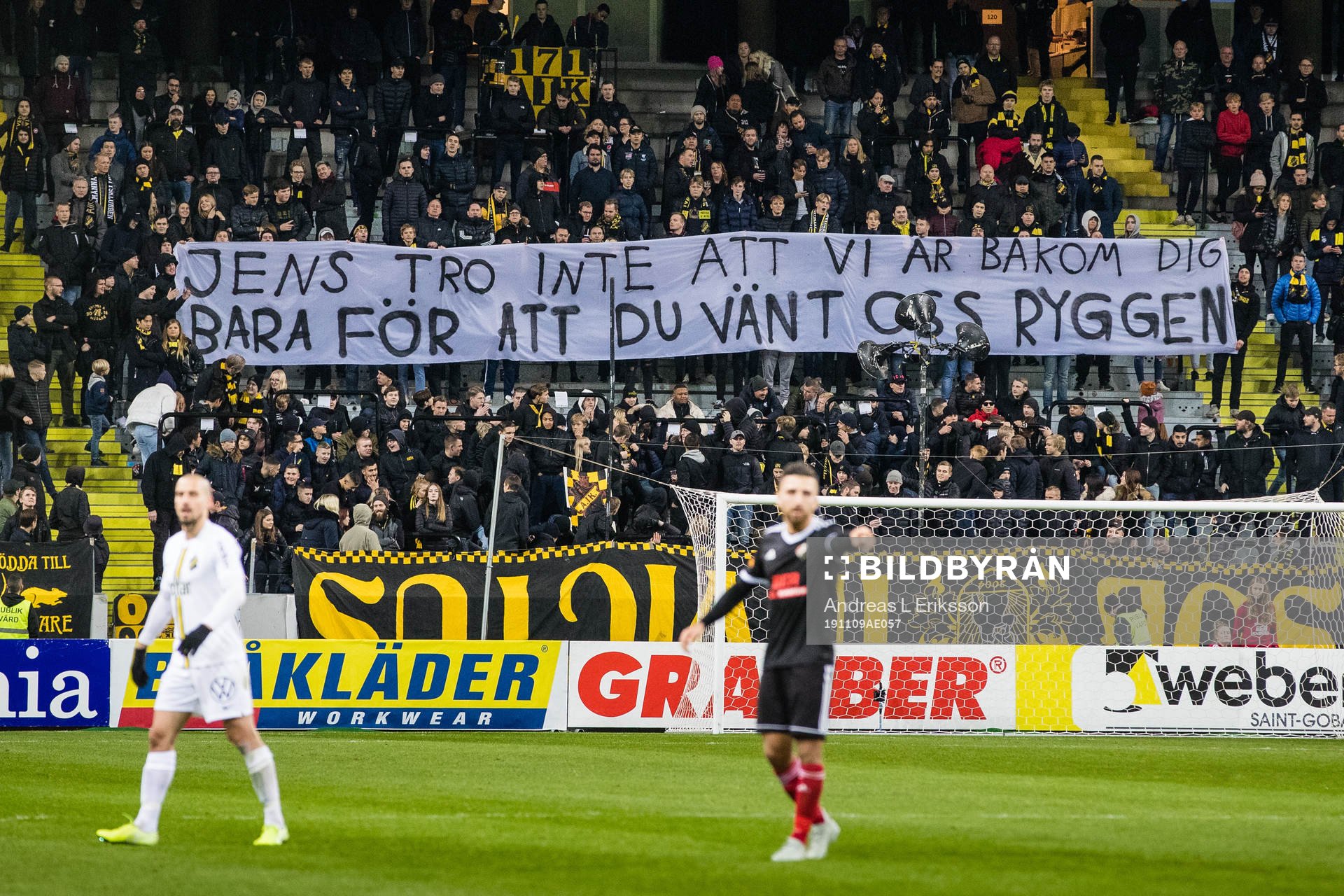 s supportrar med en banderoll