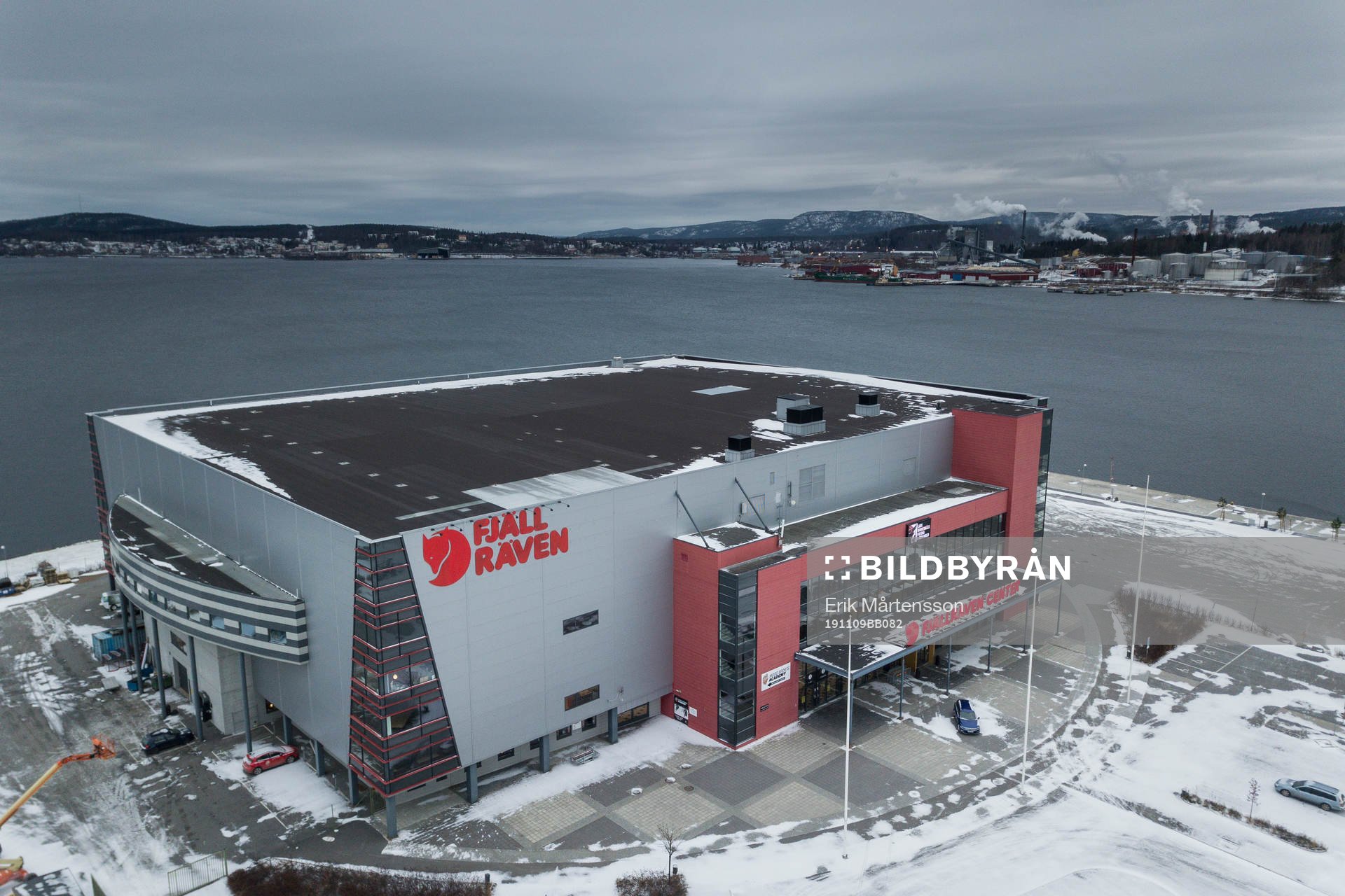 Vy över Fjällräven Center med Örnsköldsviksfjärden i