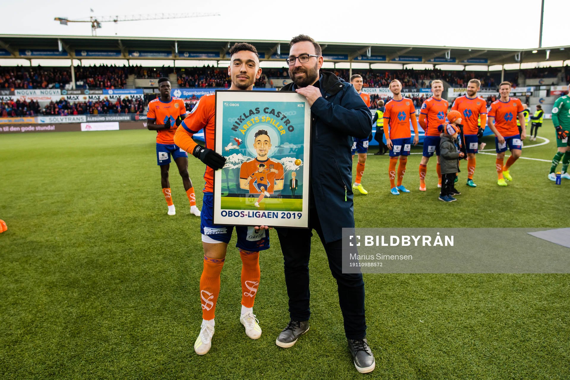 Niklas Fernando Nygaard Castro of Aalesund  with the prize