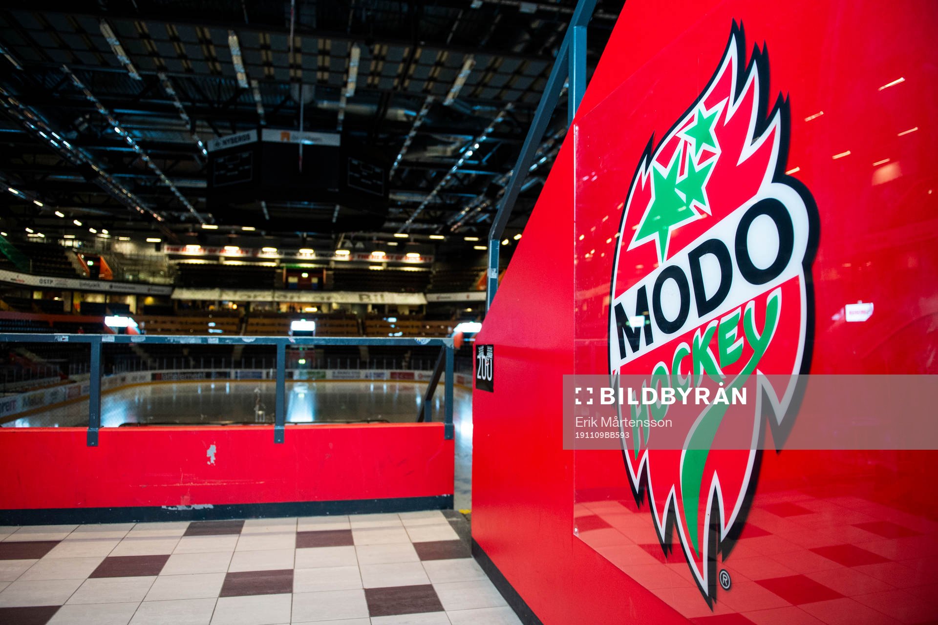Modos logotyp på en vägg i Fjällräven Center