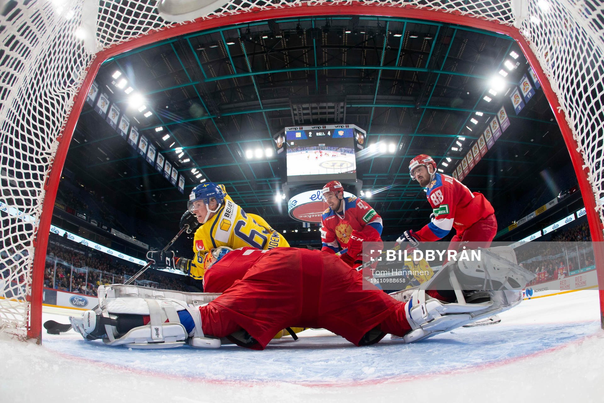 Fredrik Händemark #63, SWE score 3-4, Igor Bobkov #30,