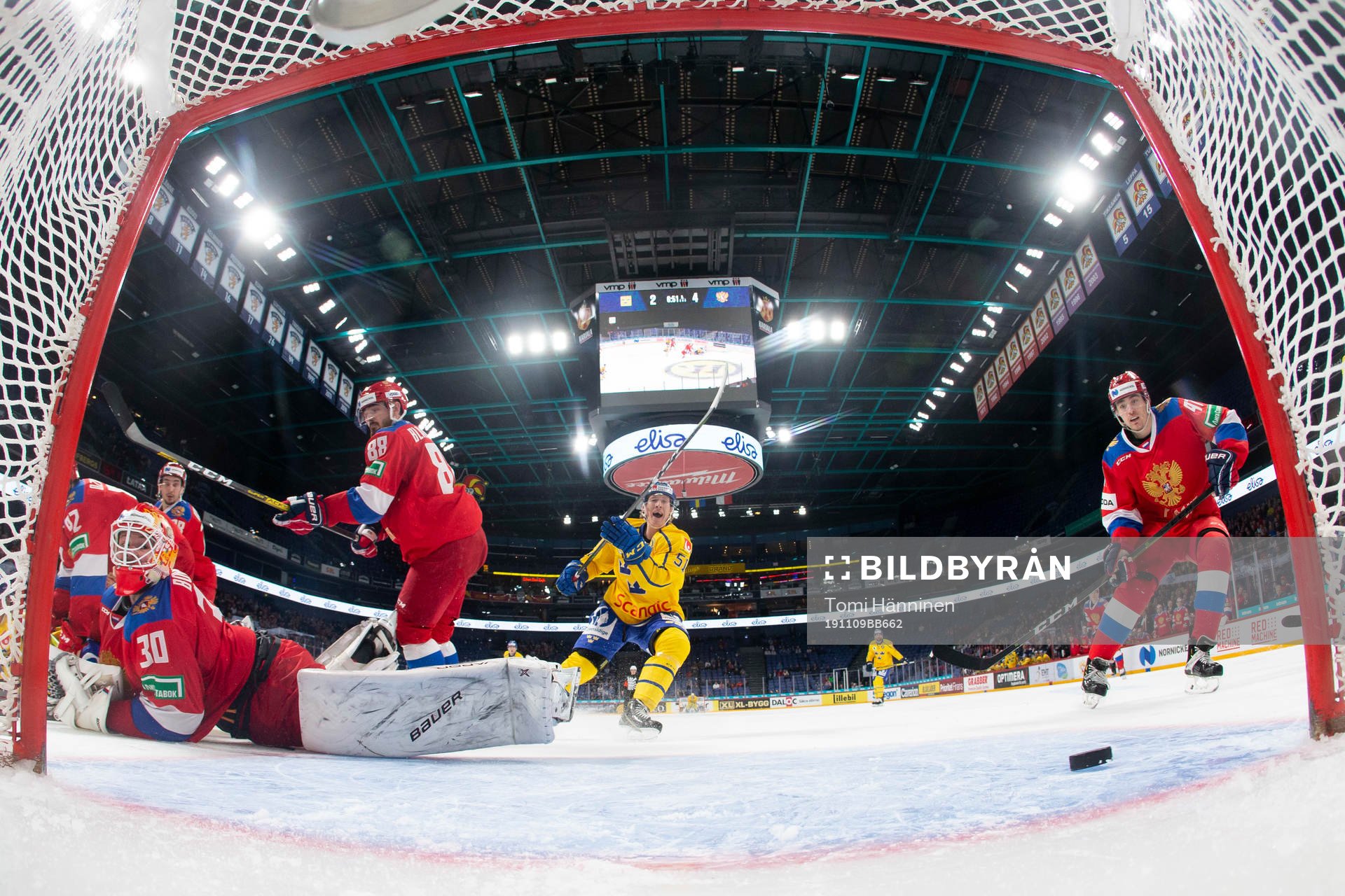 Fredrik Händemark #63, SWE score 3-4, Igor Bobkov #30,