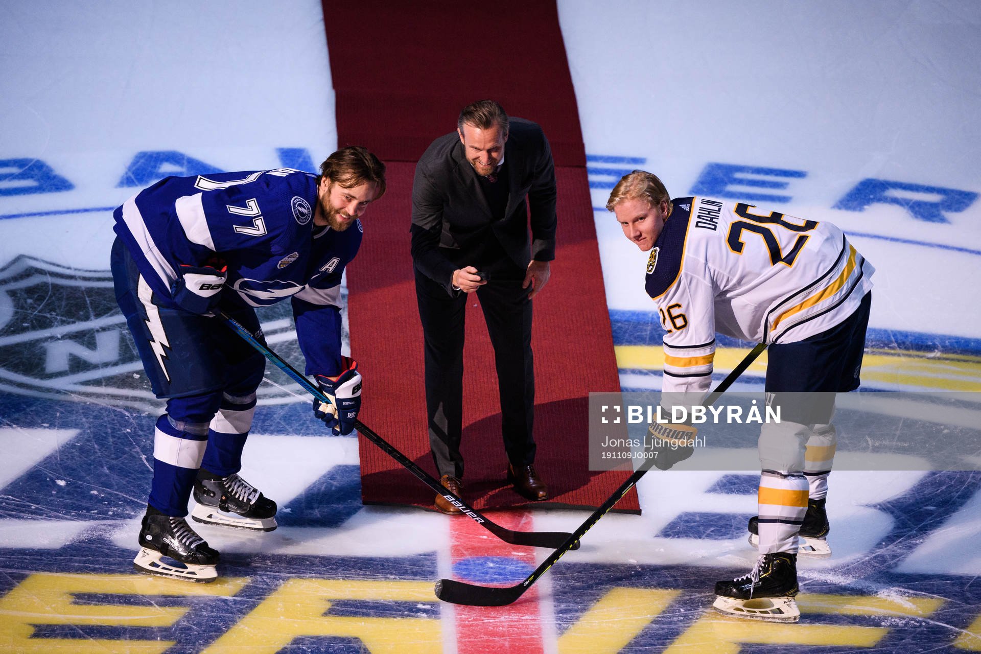 Niklas Kronwall at the ceremonial face off between Victor