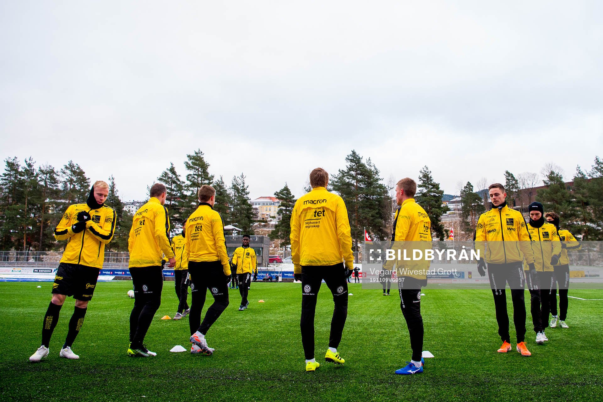 Espen Hammer Berger and the players of Start warm up