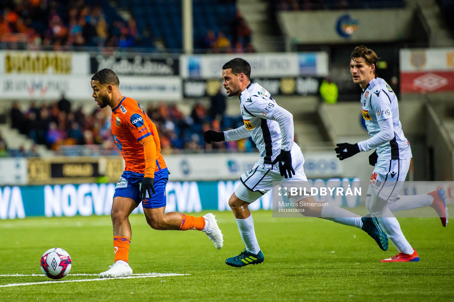 Jernade Ronnel Meade of Aalesund and Marcos Vales Gonzalez of Sandefjord during the OBOS-ligaen match between Aalesund and Sandefjord on November 9, 2019 in Ålesund.