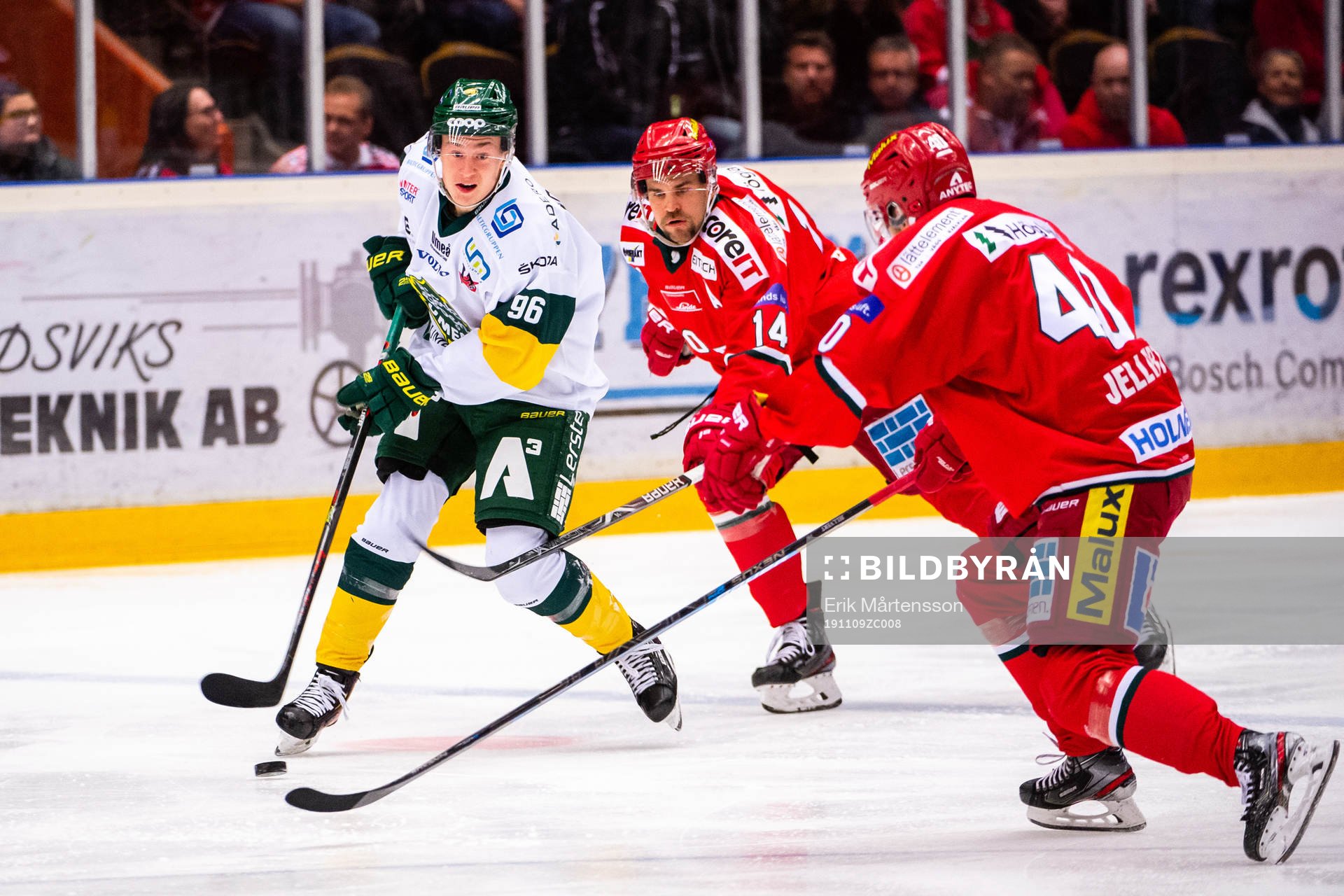 Björklövens Pontus Andreasson i en duell mot Modos Henrik