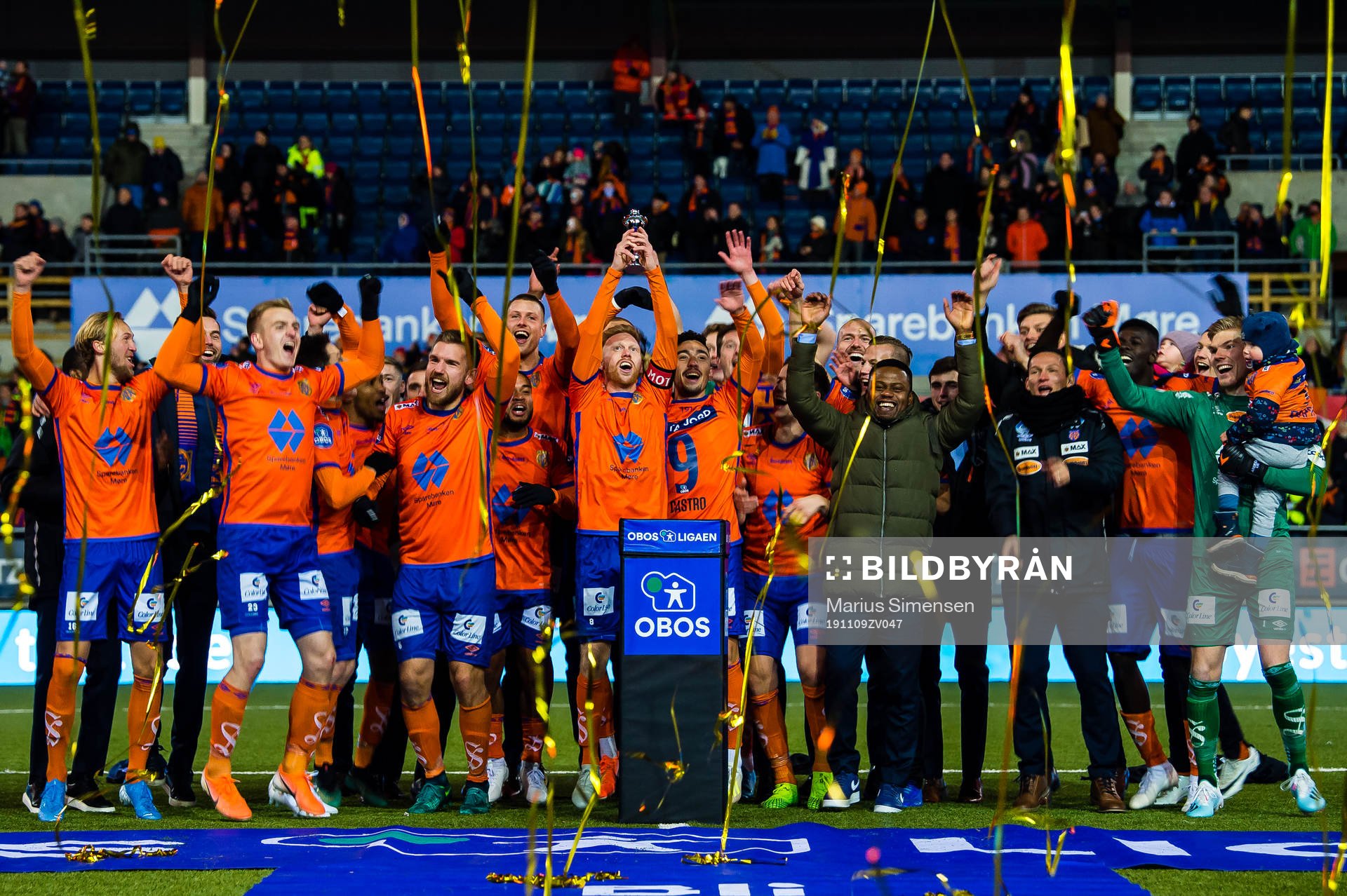 Jørgen Hatlehol, Torbjørn Agdestein, Oddbjørn Lie, Fredrik Kjernmoen Carlsen, Niklas Fernando Nygaard Castro, Izunna Uzochukwu, Wilmer Jesus Azofeifa Valverde, Pape Habib Gueye, Andreas Lie of Aalesund celebrates after the OBOS-ligaen match between Aalesund and Sandefjord on November 9, 2019 in Ålesund.
