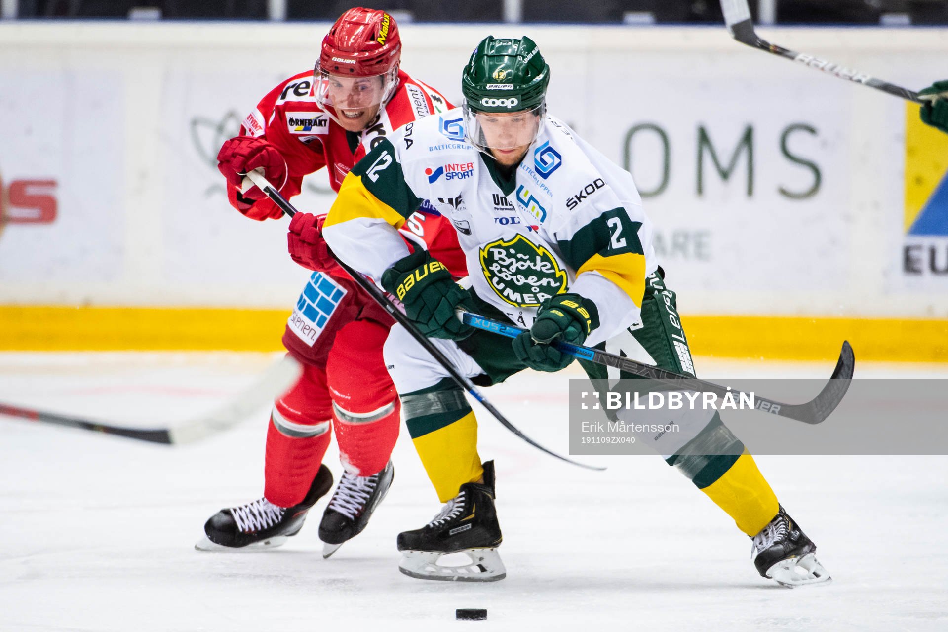 Modos Adam Tambellini och Björklövens Brian Cooper i kamp