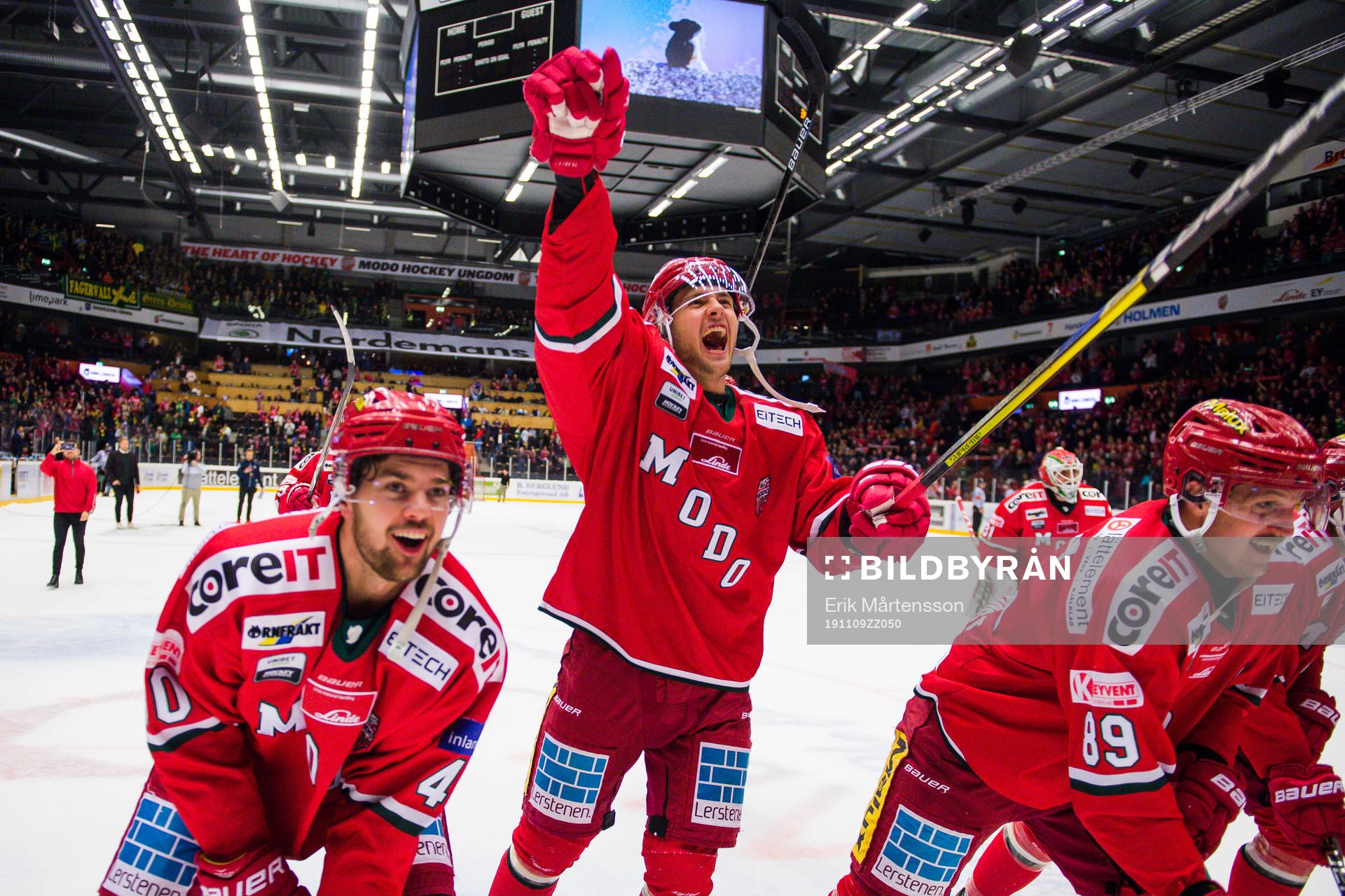 Modos Kalle Jellvert och Mathias From jublar