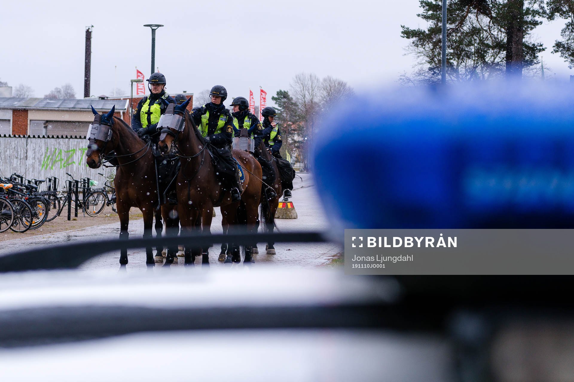 Ridande poliser före fotbollsmatchen i kvalet till