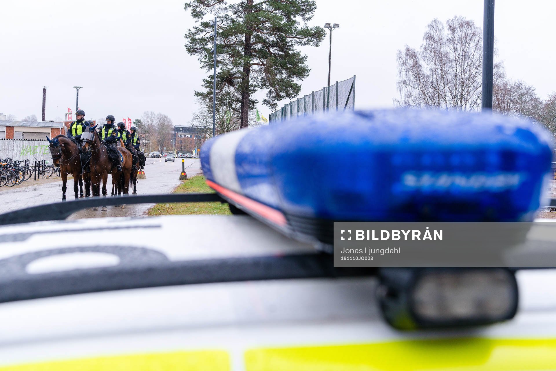 Ridande poliser före fotbollsmatchen i kvalet till