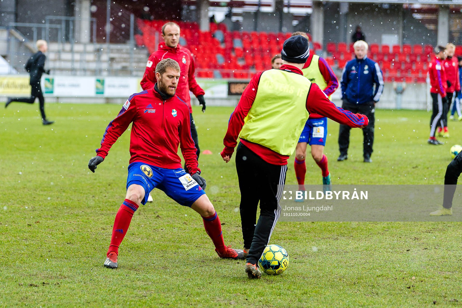 Östers Stefan Karlsson värmer upp före fotbollsmatchen i