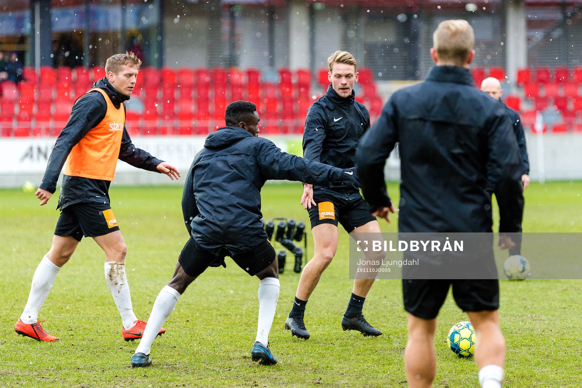 Landskronas spelare värmer upp före fotbollsmatchen i