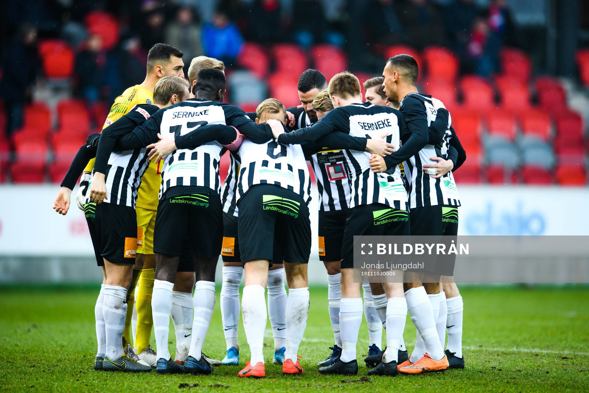 Landskronas spelare samlade inför fotbollsmatchen i kvalet till Superettan mellan Öster och Landskrona den 10 november 2019 i Växjö.