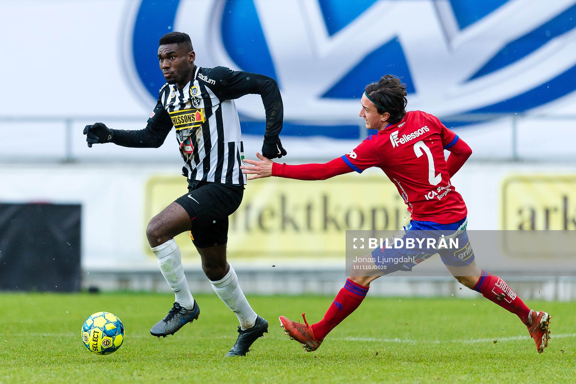 Landskronas Patrick Nwadike jagas av Östers Mattias Pavic
