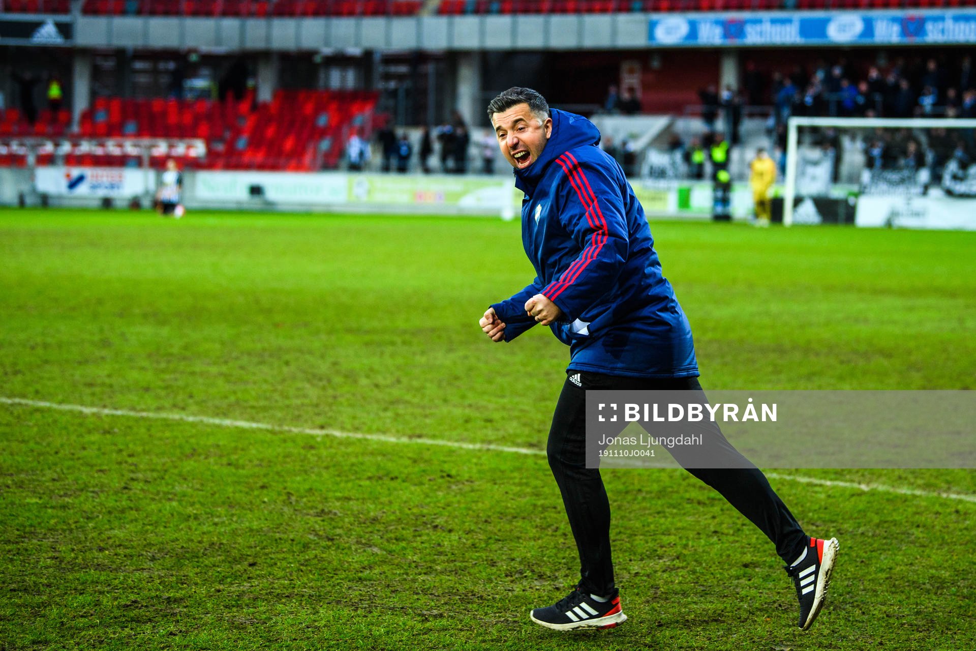 Östers tränare Dennis Velic jublar