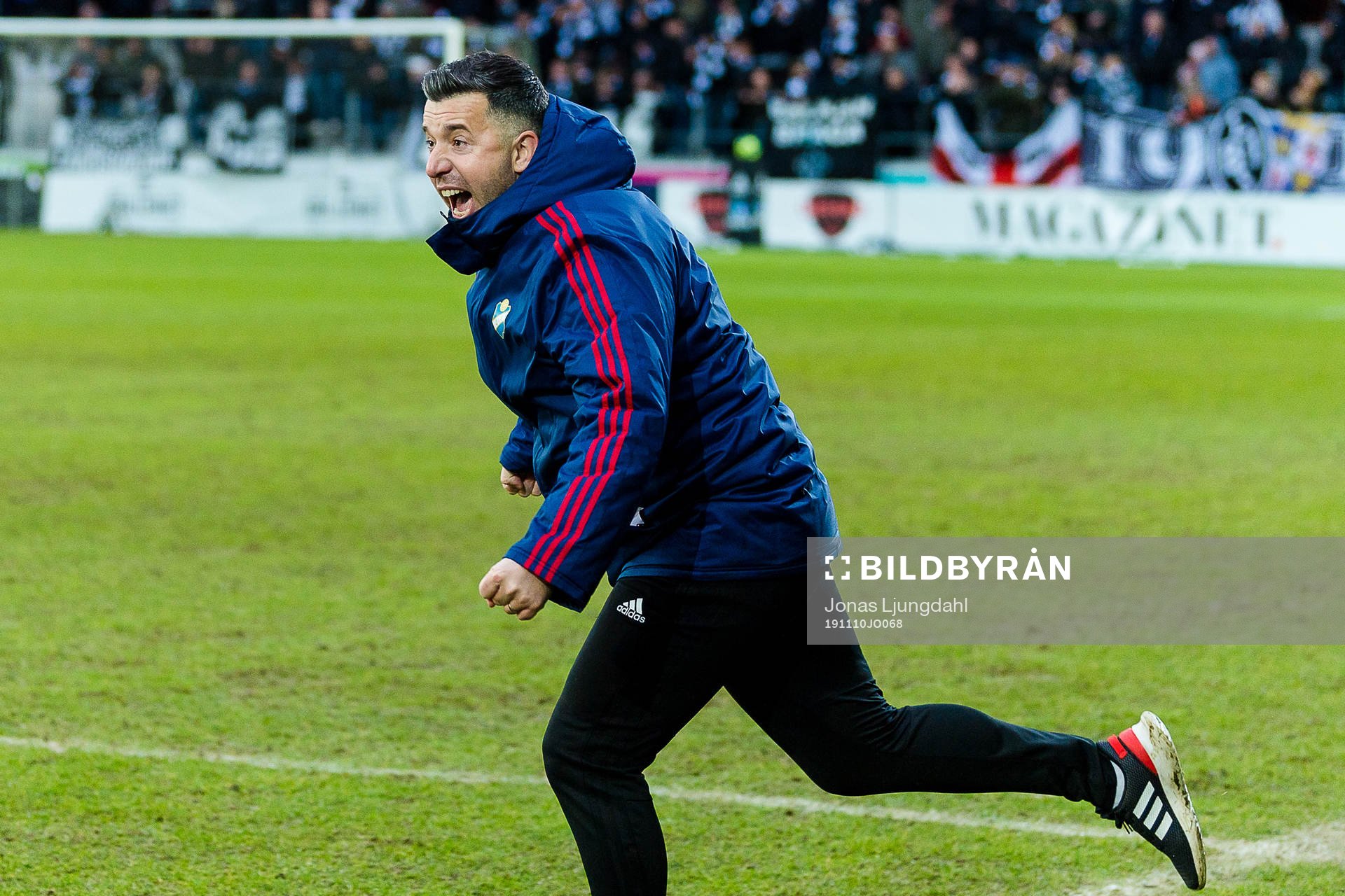 Östers tränare Dennis Velic jublar