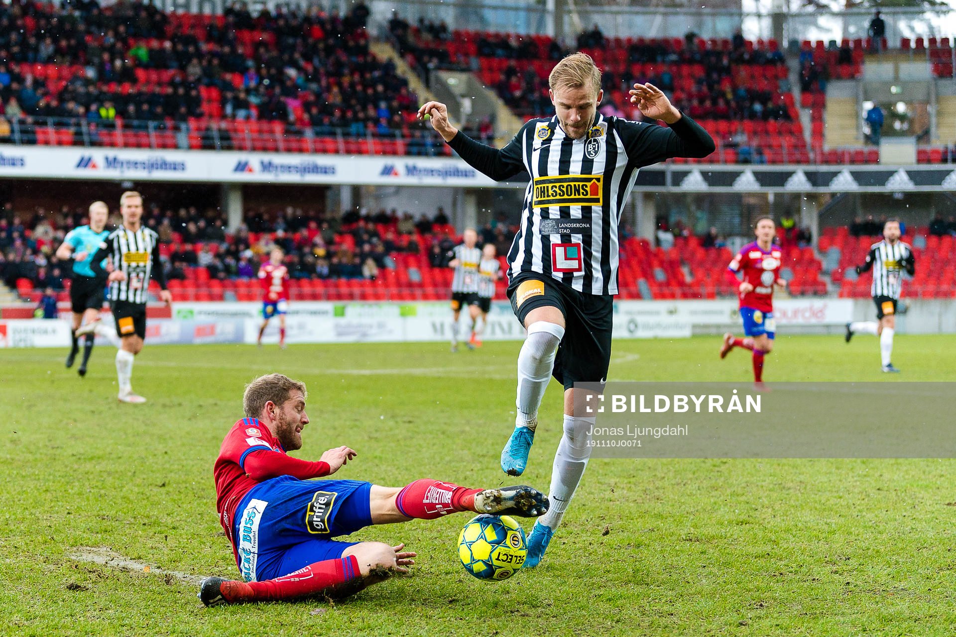 Östers Stefan Karlsson bryter en boll från Landskronas