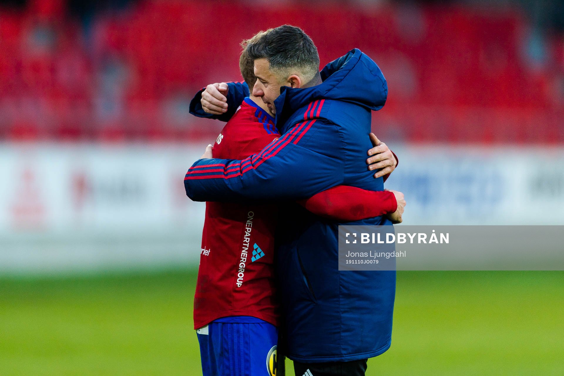Östers Stefan Karlsson och tränare Dennis Velic kramar