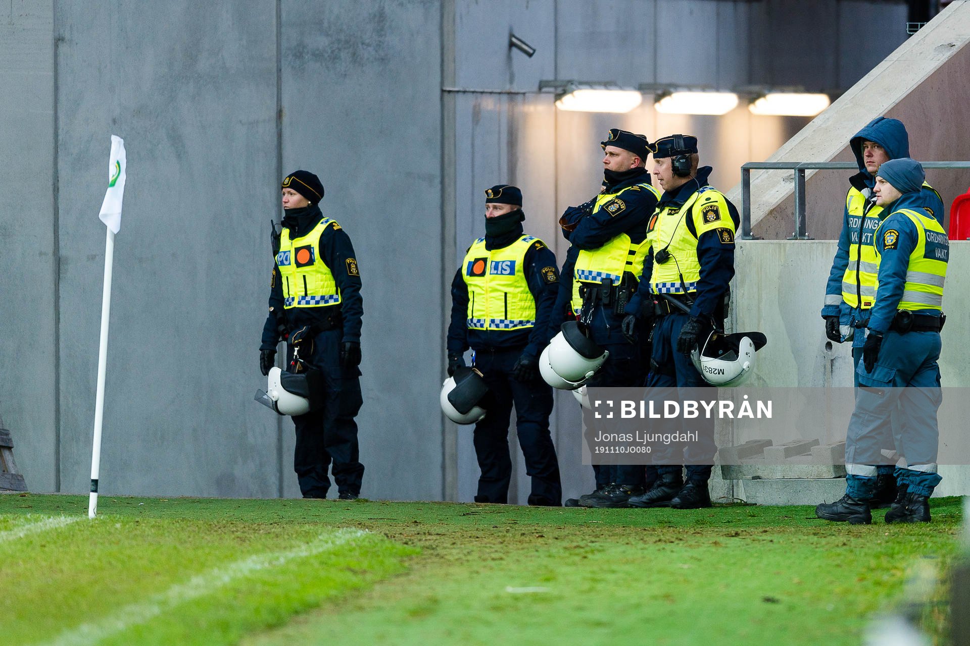 Poliser och ordningsvakter på plats