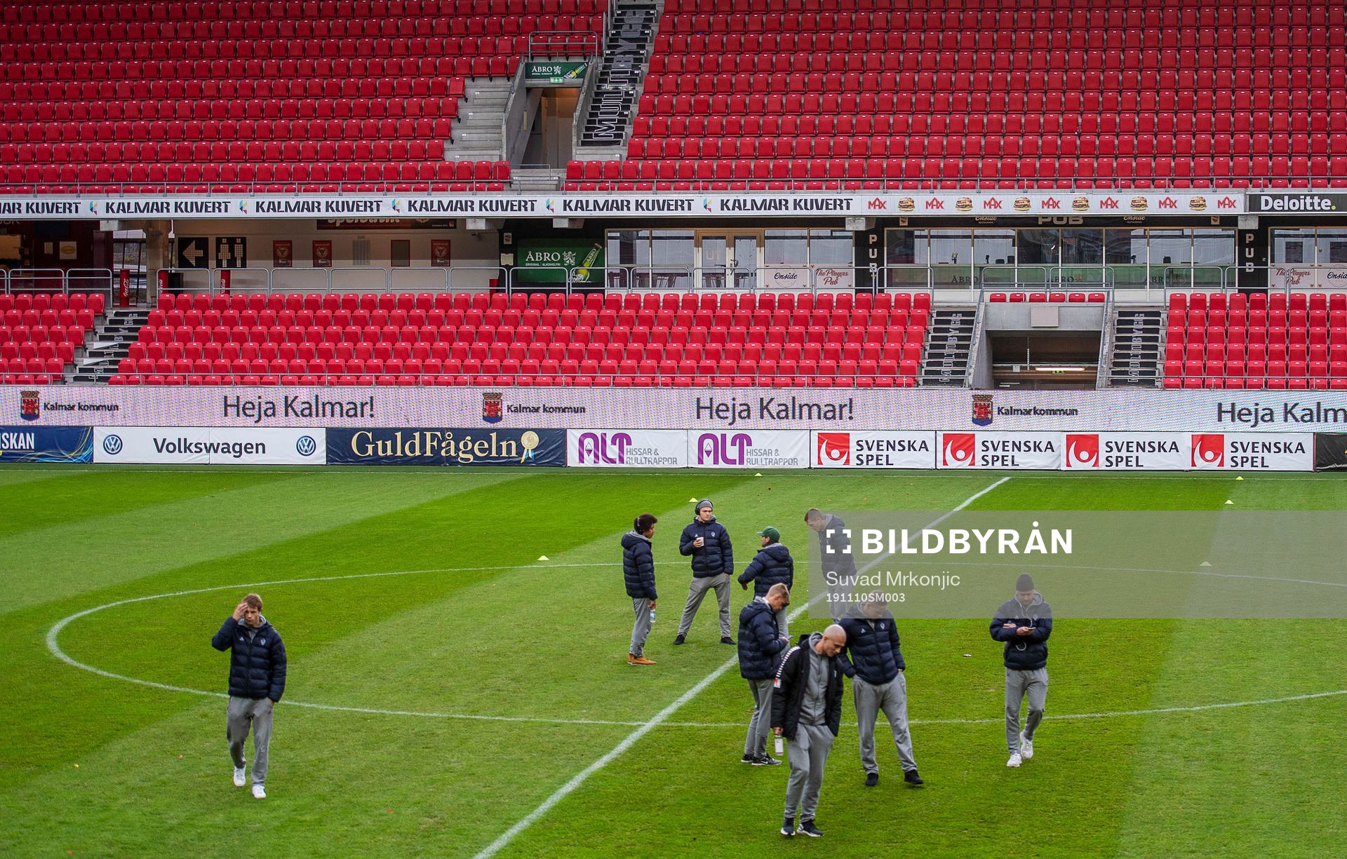 Brages spelare inspekterar gräset på Guldfågeln Arena