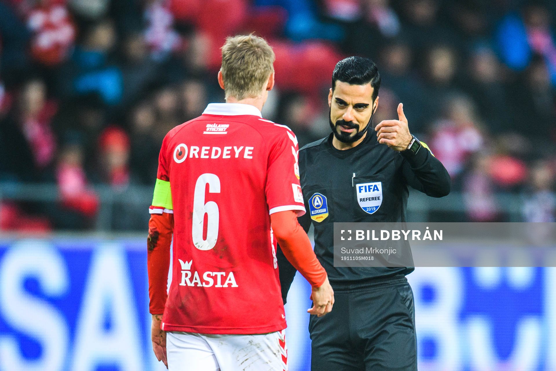 Kalmars Rasmus Elm och domare Mohammed Al-Hakim