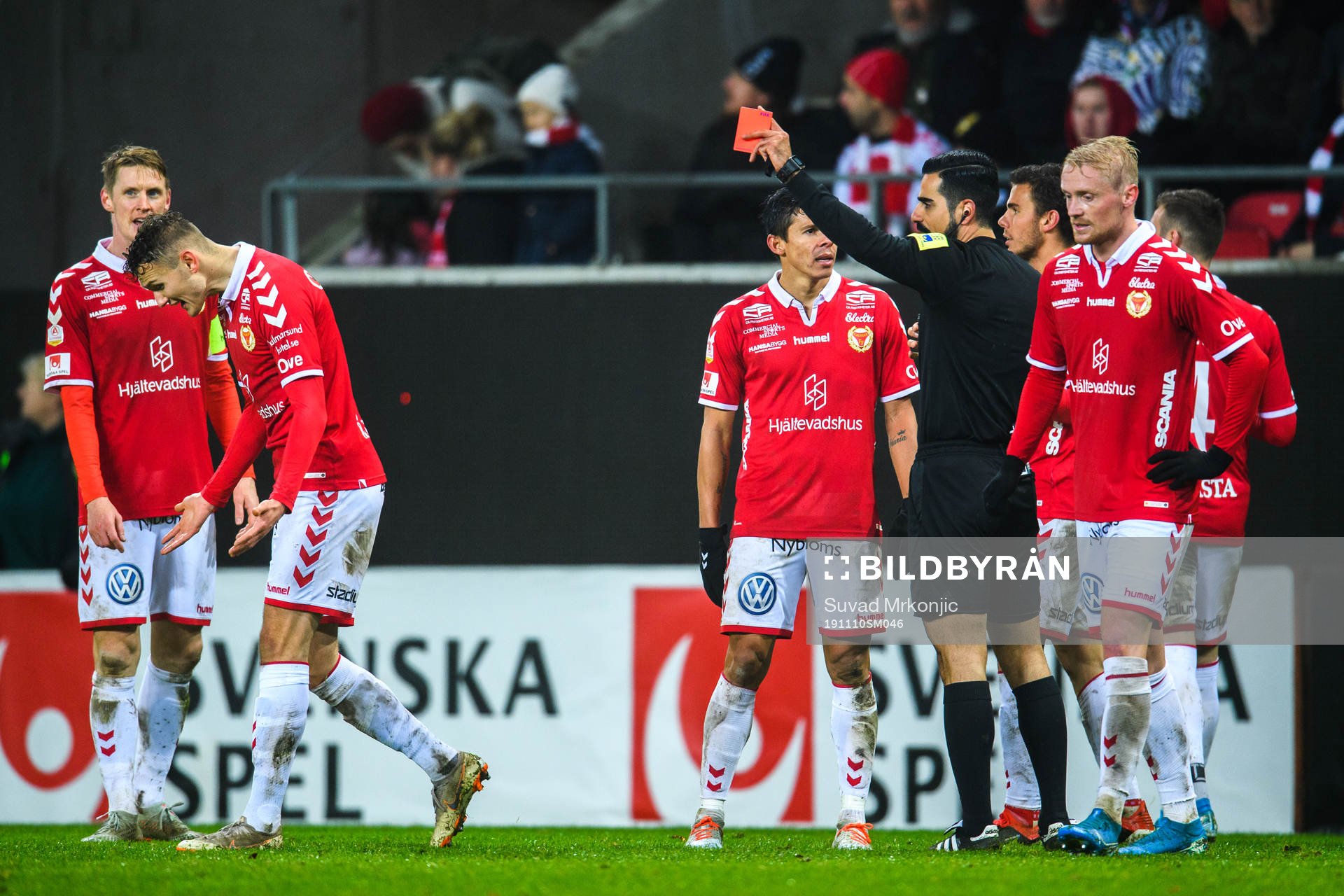 Kalmars Piotr Johansson tilldelas rött kort av domare