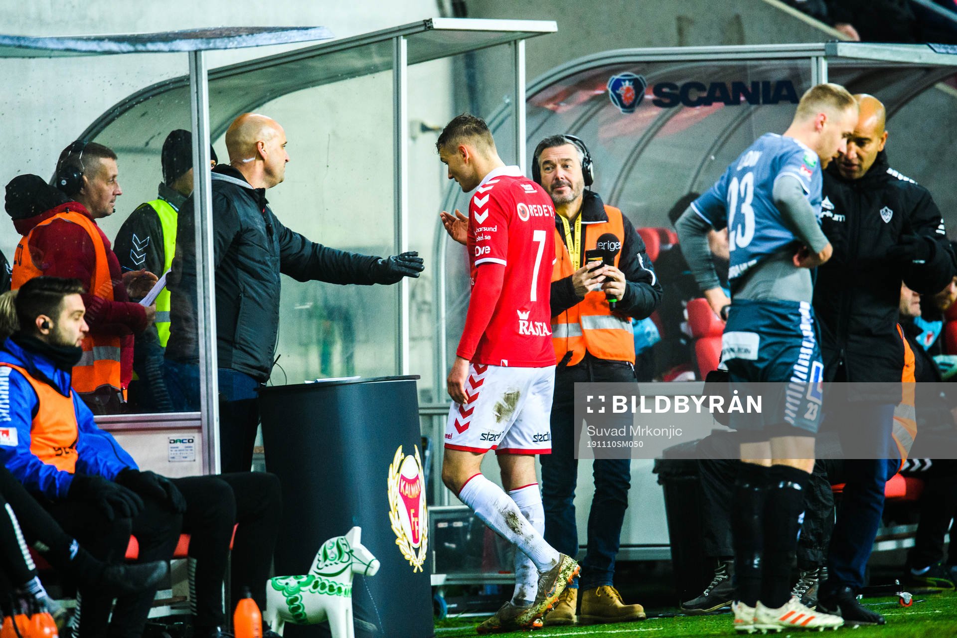 Kalmars Piotr Johansson lämnar planen