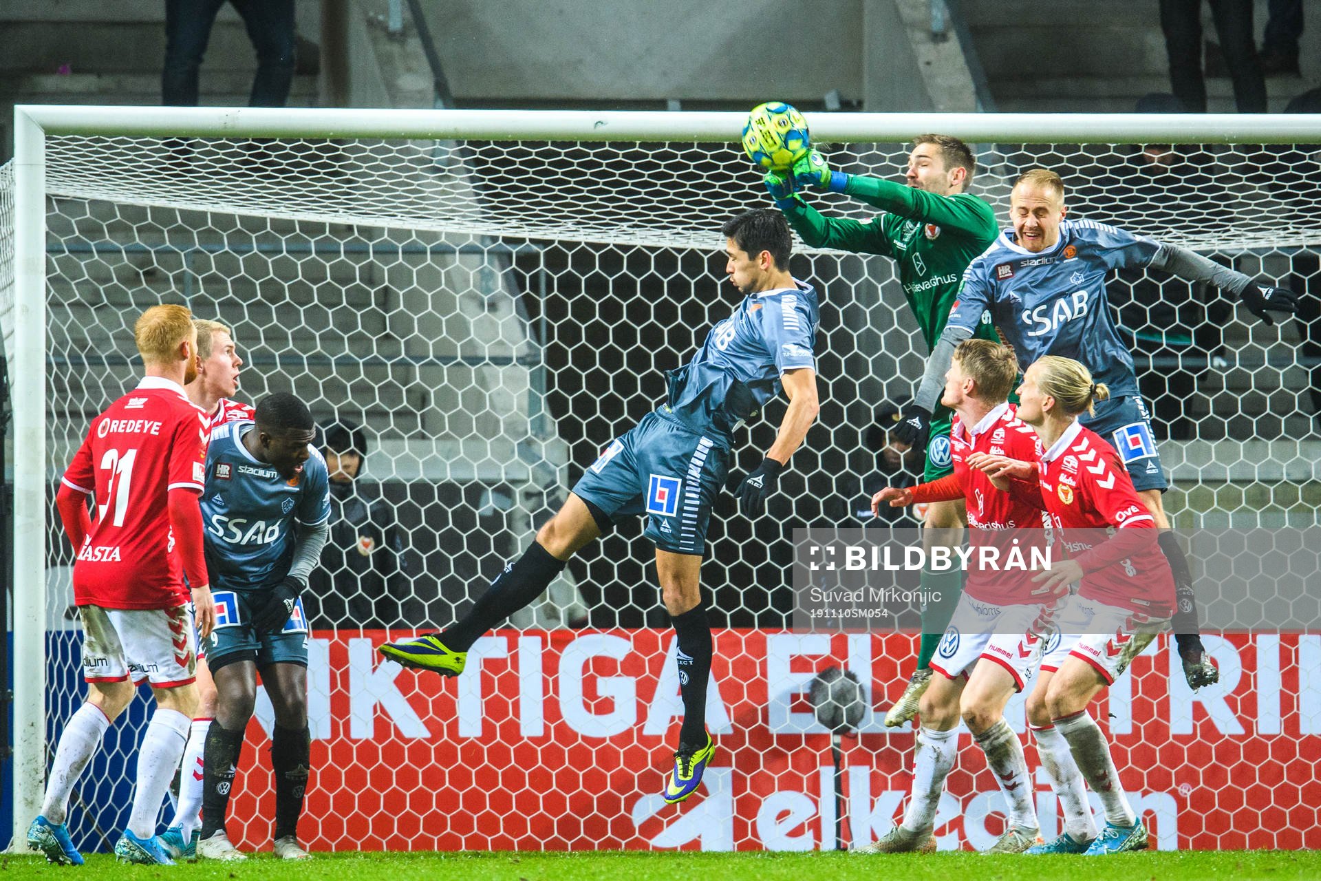 Kalmars målvakt Lucas Hägg-Johansson räddar skott
