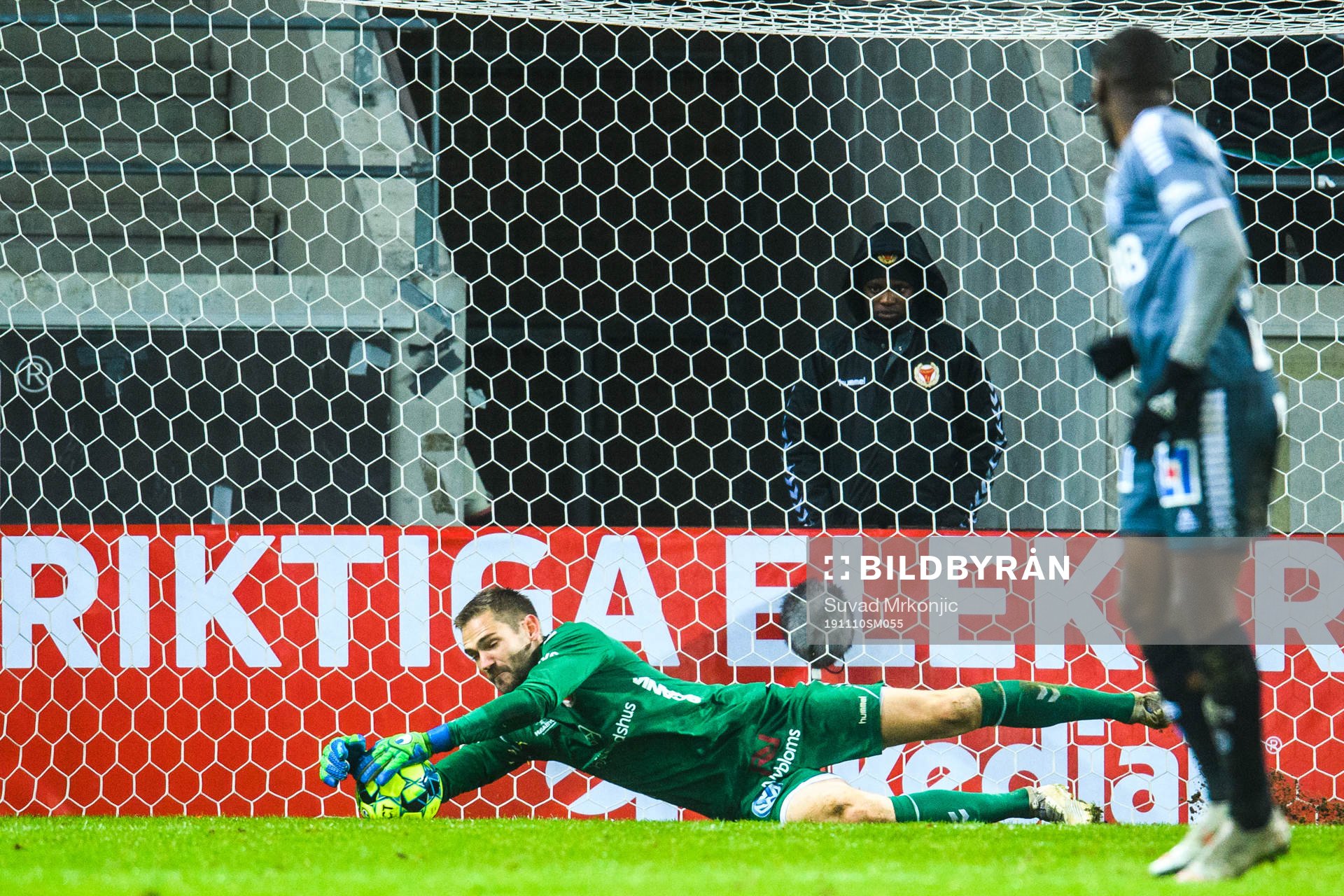 Kalmars målvakt Lucas Hägg-Johansson med en räddning