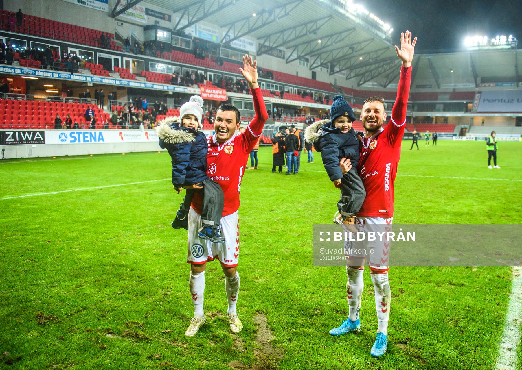 Kalmars Fidan Aliti och Emin Nouri jublar