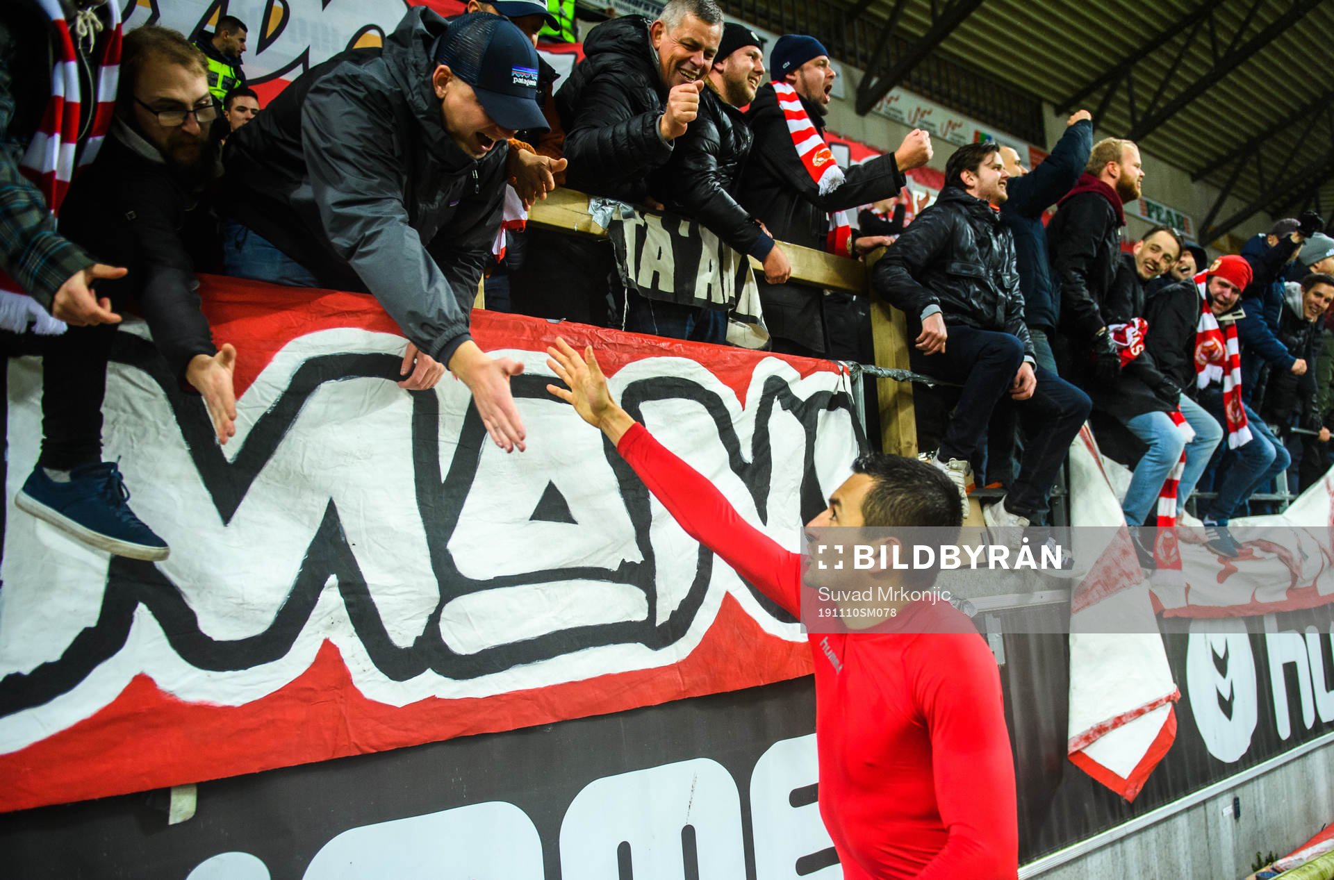 Kalmars Emin Nouri jublar med supportrar