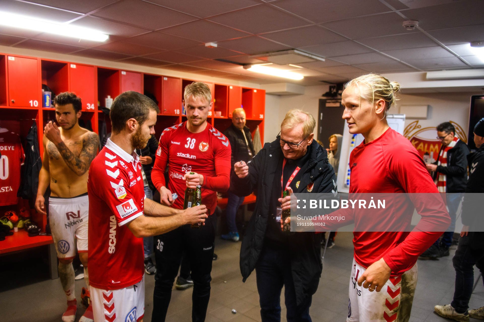 Kalmars spelare jublar i omklädningsrummet