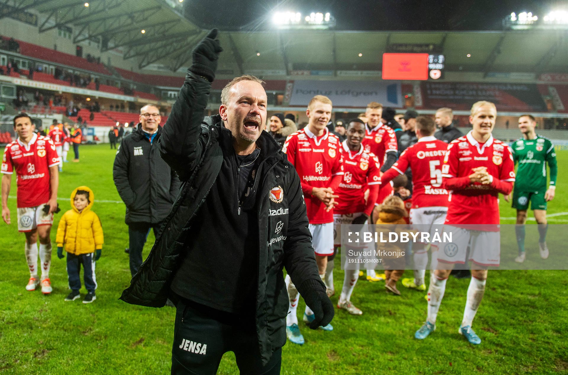 Kalmars tränare Jens Nilsson jublar