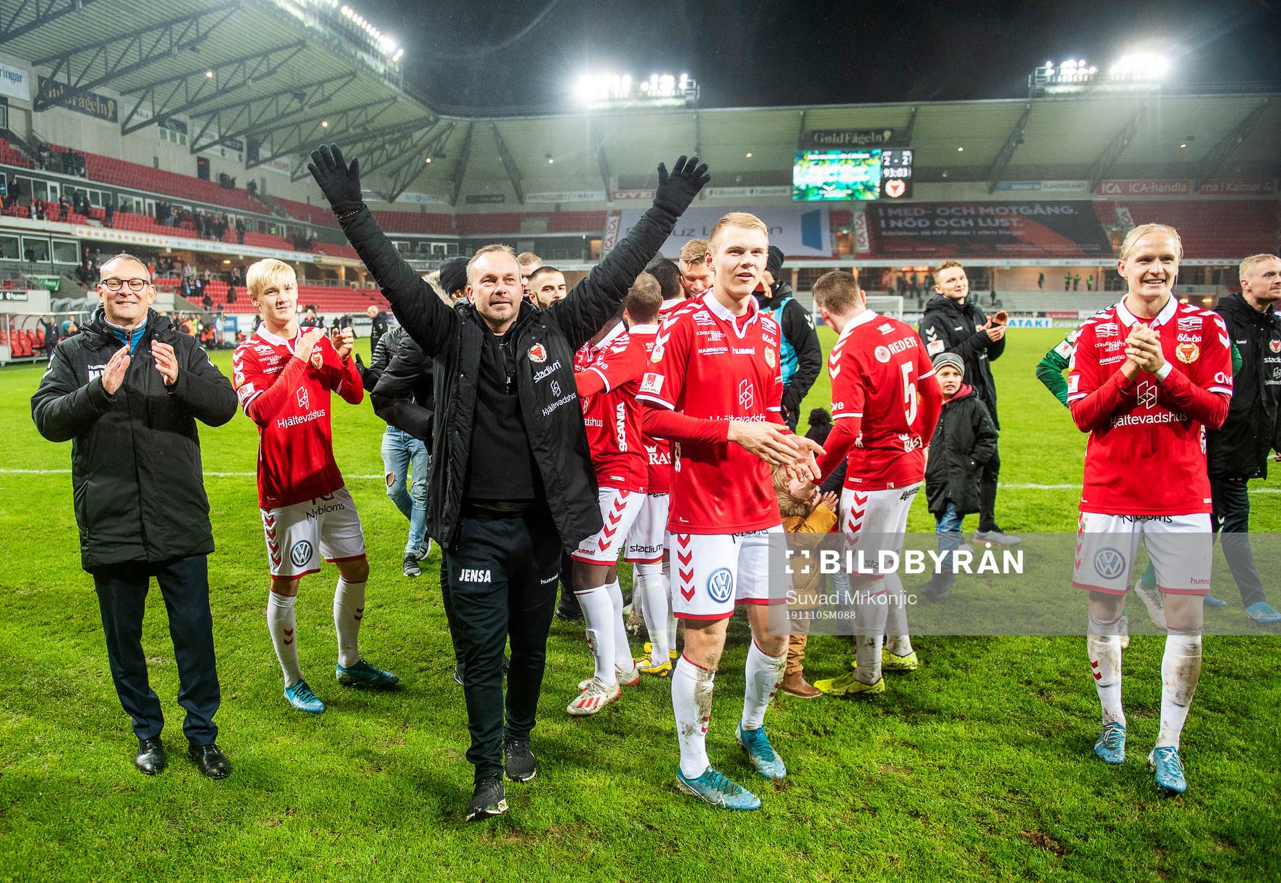Kalmars tränare Jens Nilsson jublar
