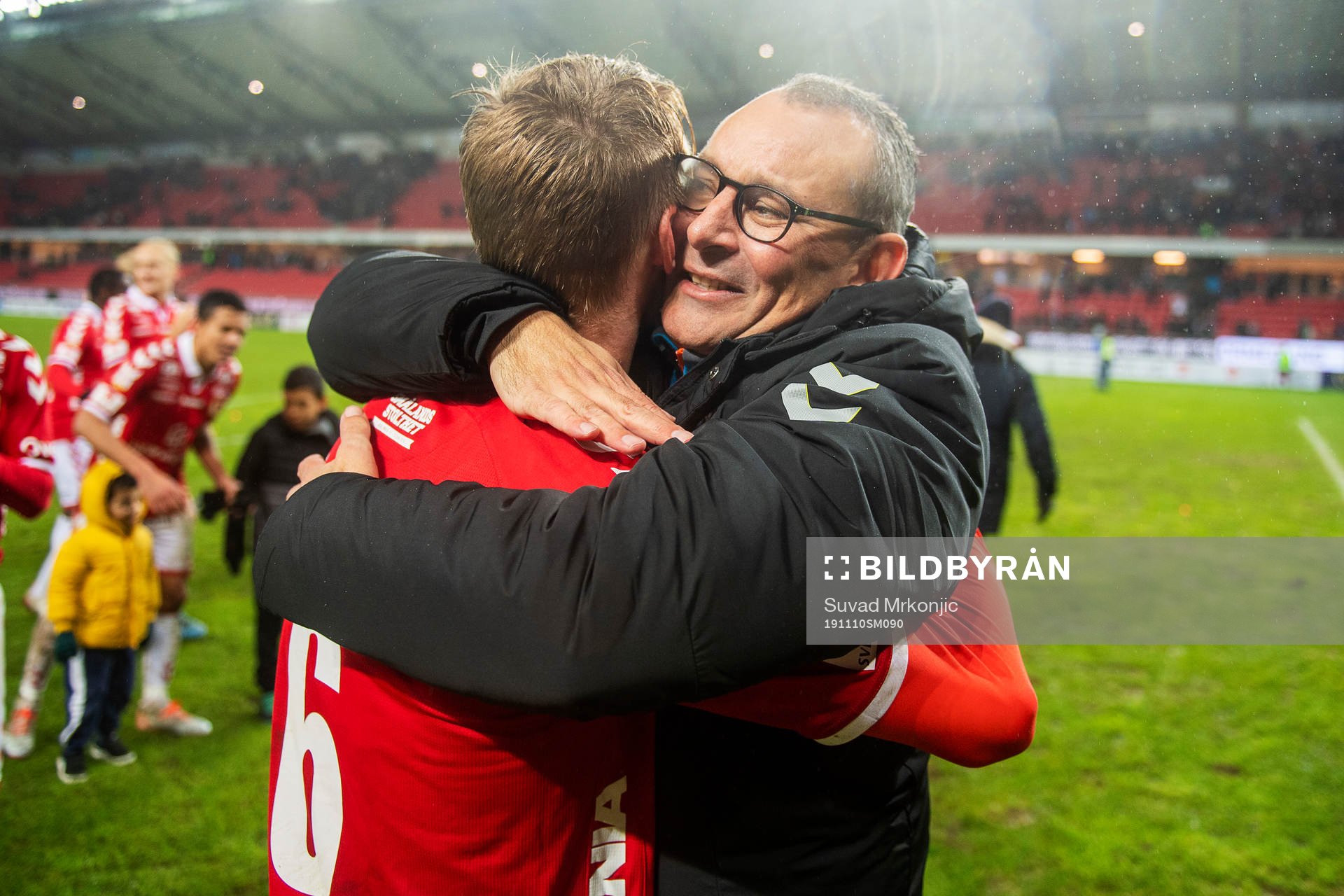 Klubbchefen Mattias Rosenlund kramar om Rasmus Elm
