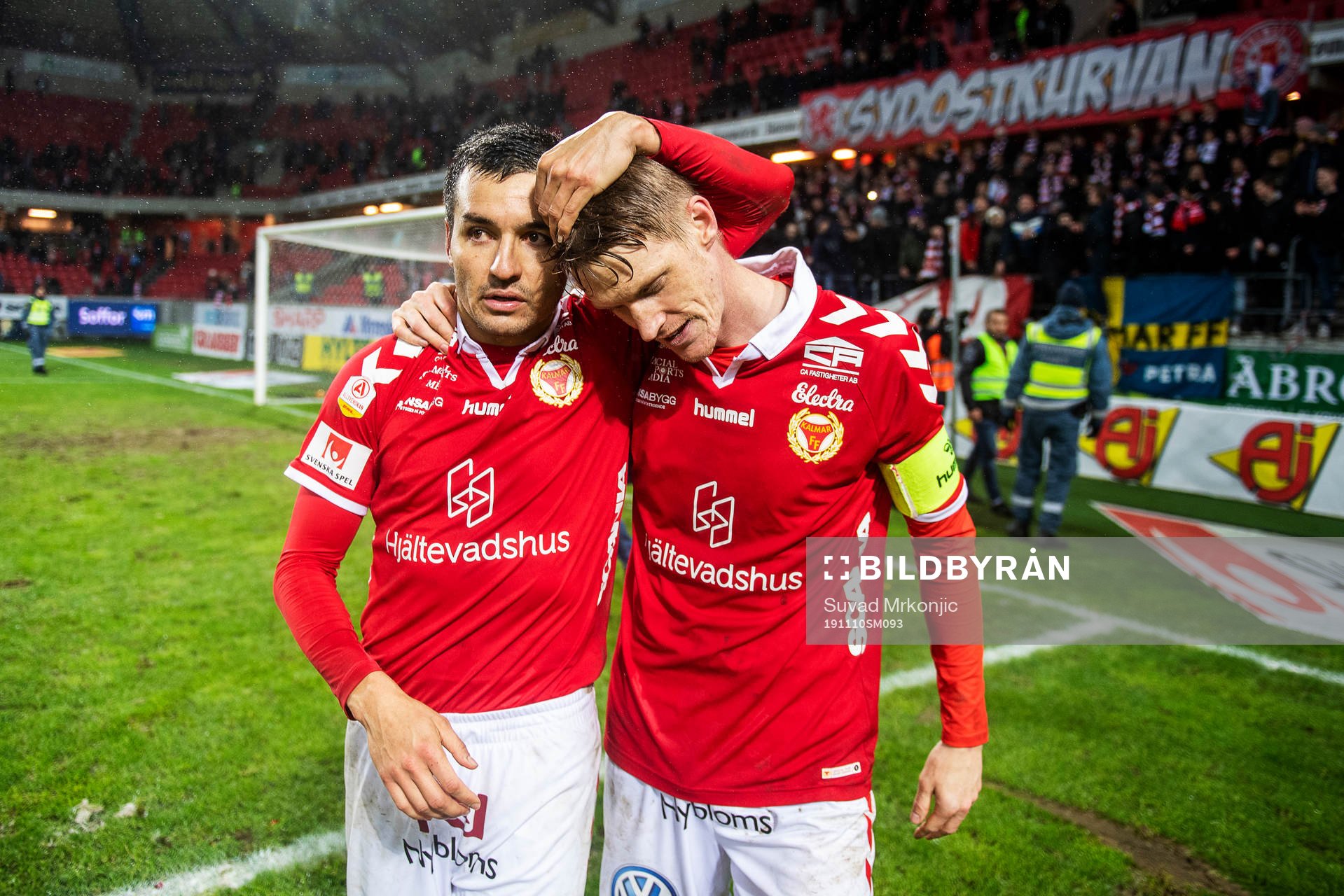 Kalmars Emin Nouri och Rasmus Elm kramar om varandra