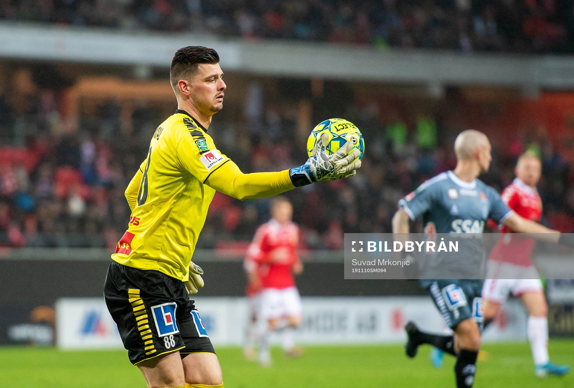 Brages målvakt Peter Rosendal under fotbollsmatchen i kvalet till Allsvenskan mellan Kalmar och Brage den 10 november 2019 i Kalmar.