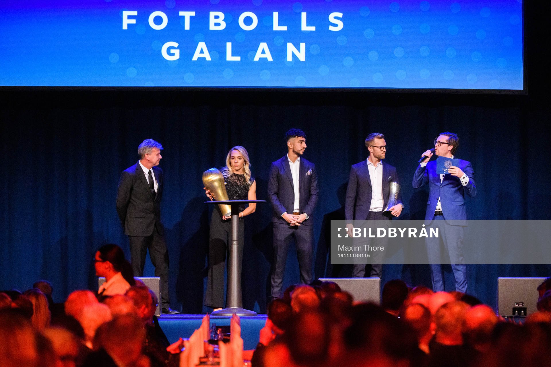 Kopparbergs/Göteborg assisterande tränare Jörgen Ericson och Elin Rubensson samt Häckens Daleho Irandust och Rasmus Lindgren intervjuas av Ola Selmén, konferencier under Fotbollsgalan den 11 november 2019 i Stockholm.