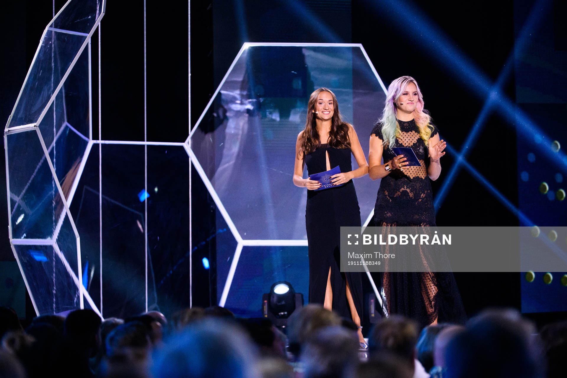 Bianca Kronlöf och Linnéa Claeson delar ut priset Årets