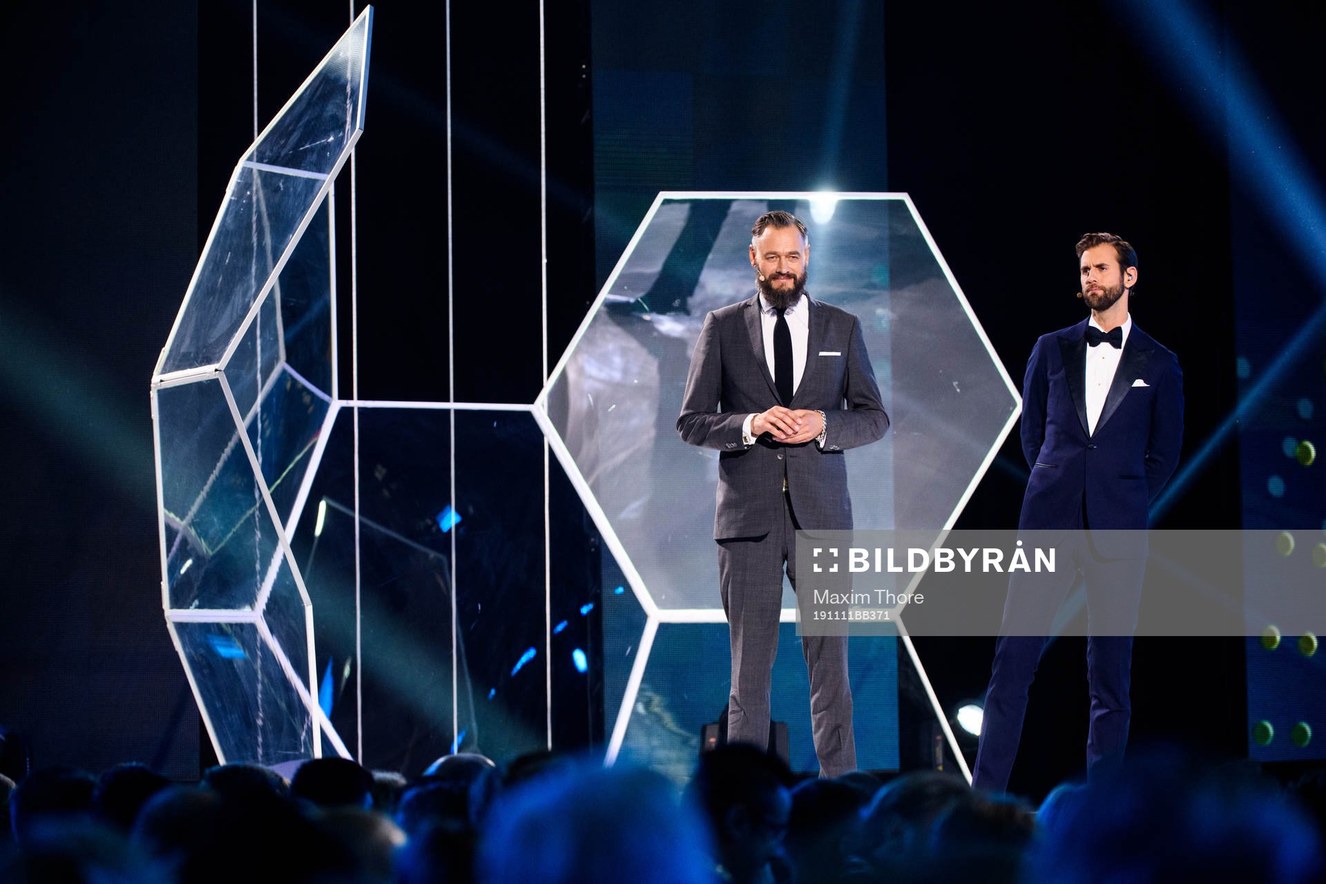 Olof Lundh prisutdelare av Fotbollskanalens Hederspris tillsammans med programledare Pär Lernström under Fotbollsgalan den 11 november 2019 i Stockholm.