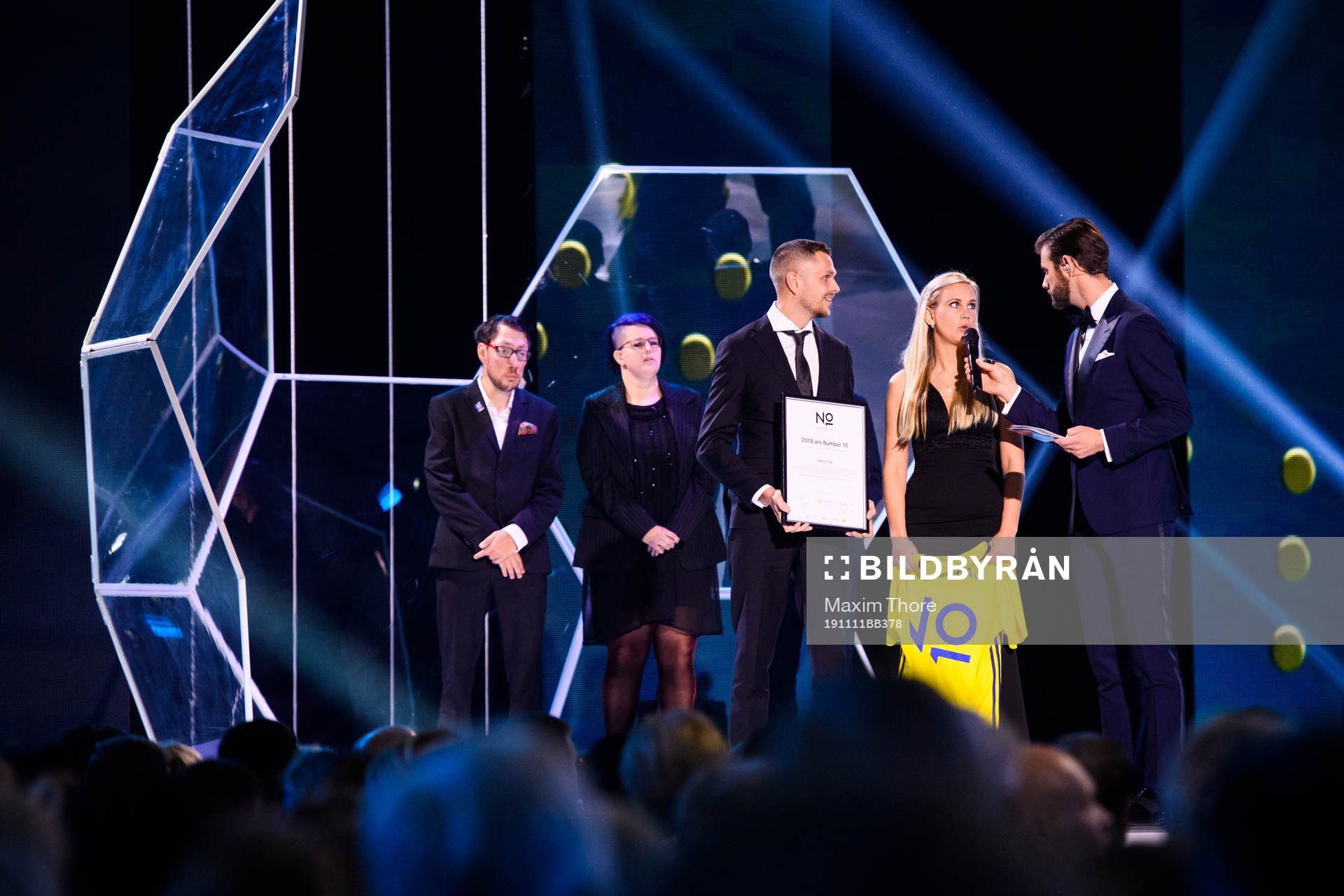 Sofie Nehvonen och Jeff Tössberg från Gatans Lag, , pristagare av 2019 års Number 10 stipendium från 10Foundation under Fotbollsgalan den 11 november 2019 i Stockholm.