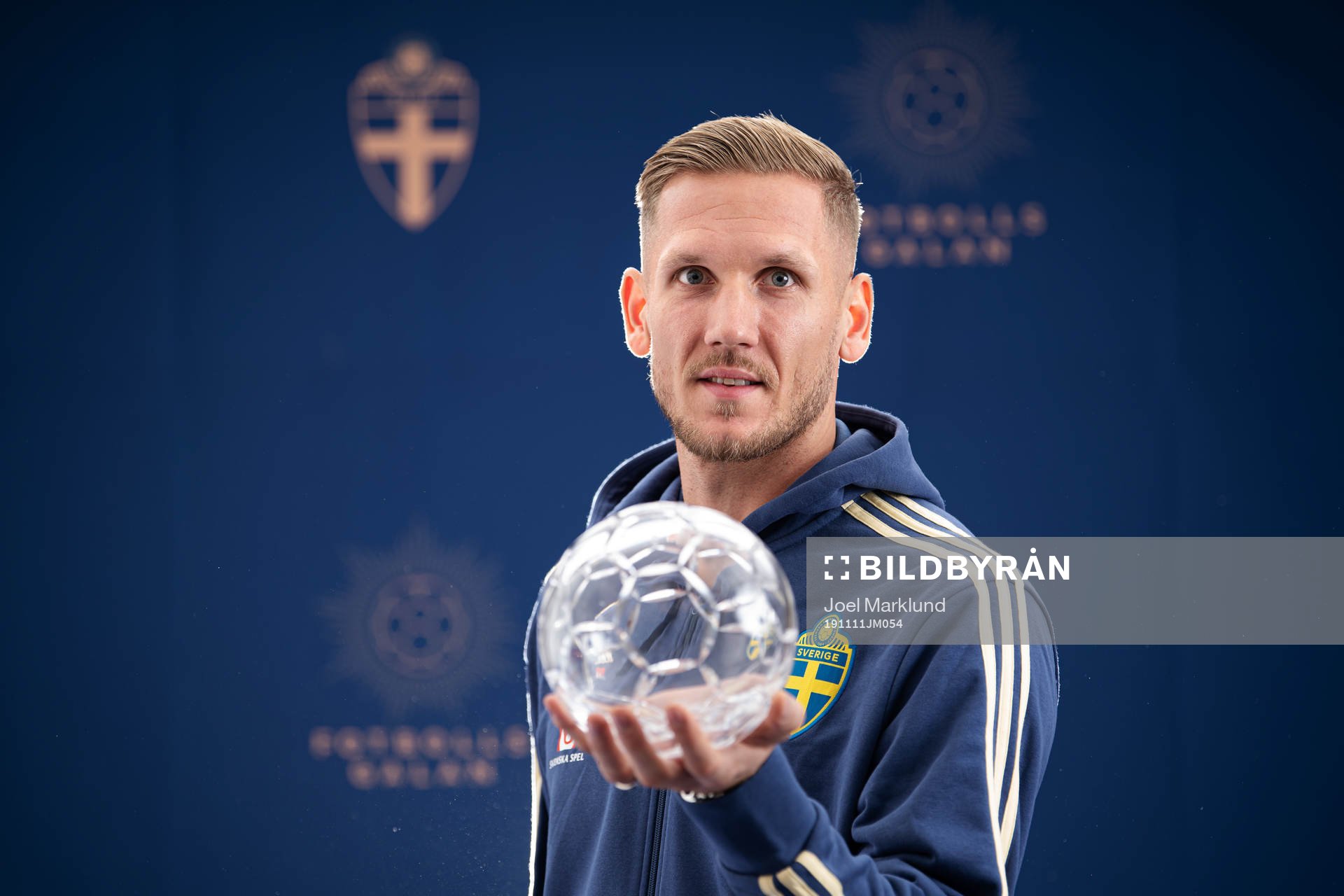 Sveriges Robin Olsen poserar med sitt pris för Årets