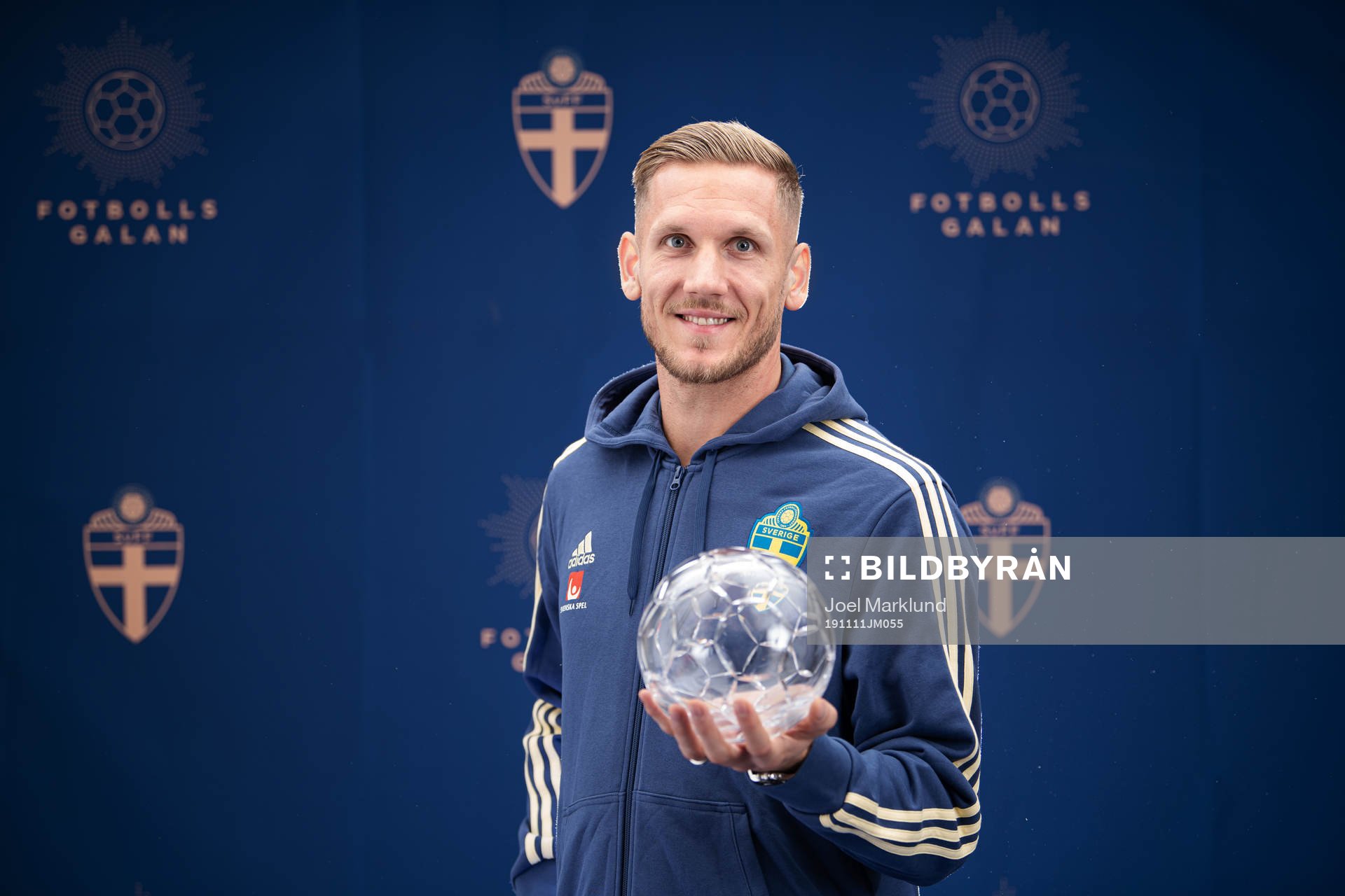 Sveriges Robin Olsen poserar med sitt pris för Årets