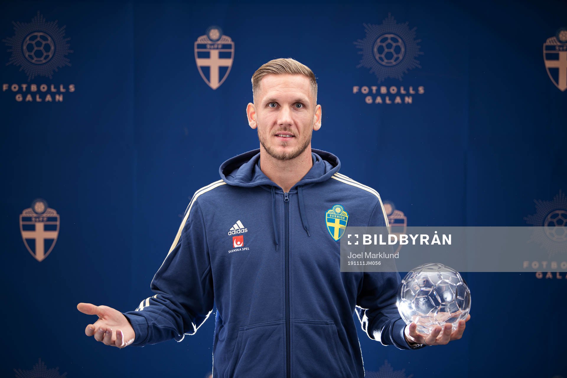 Sveriges Robin Olsen poserar med sitt pris för Årets
