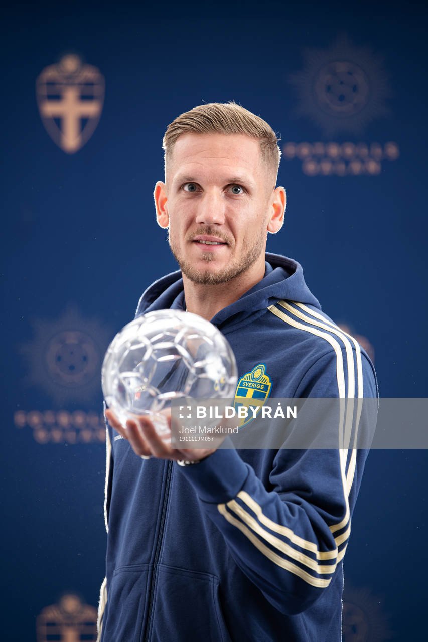 Sveriges Robin Olsen poserar med sitt pris för Årets