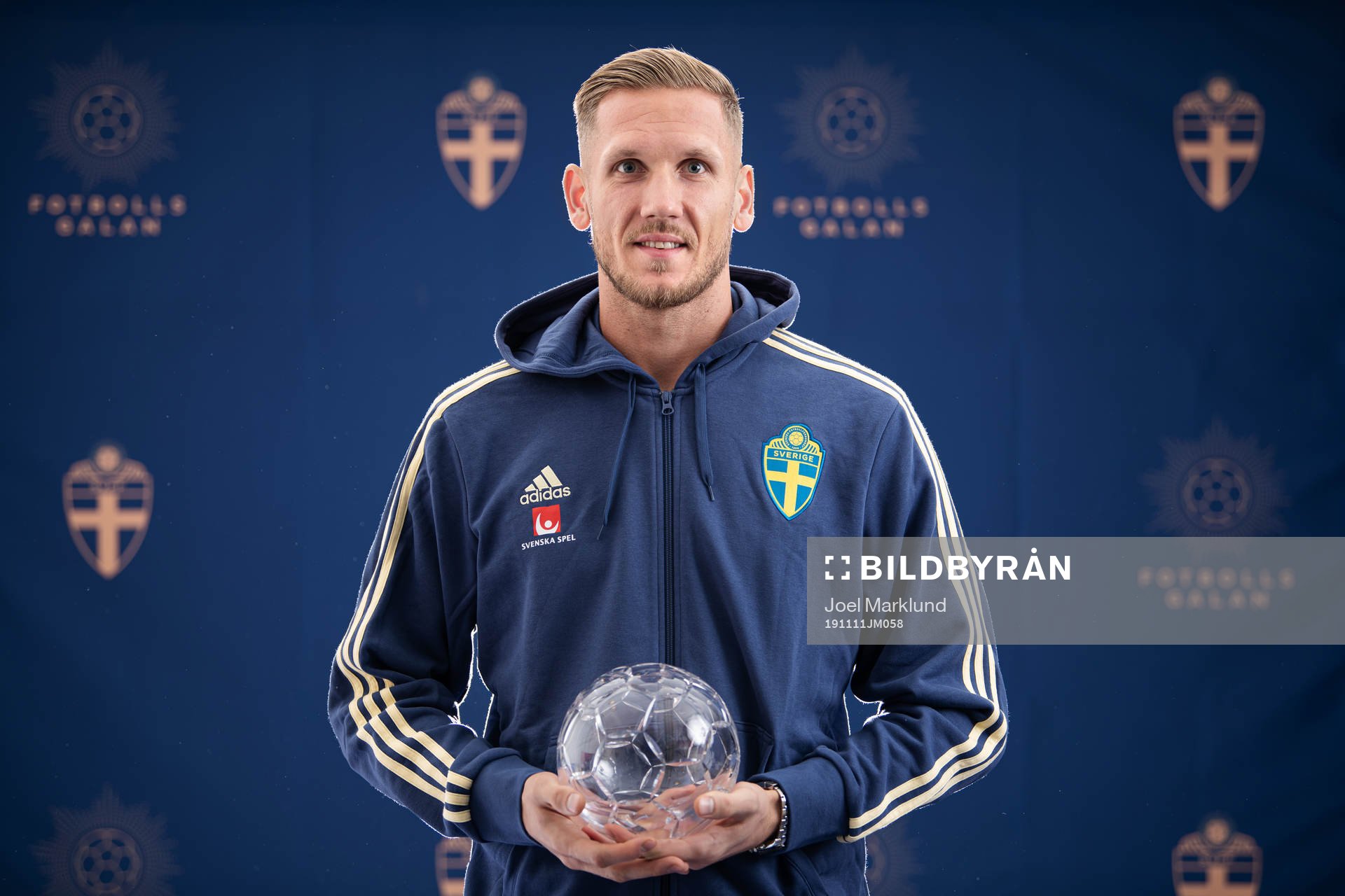 Sveriges Robin Olsen poserar med sitt pris för Årets