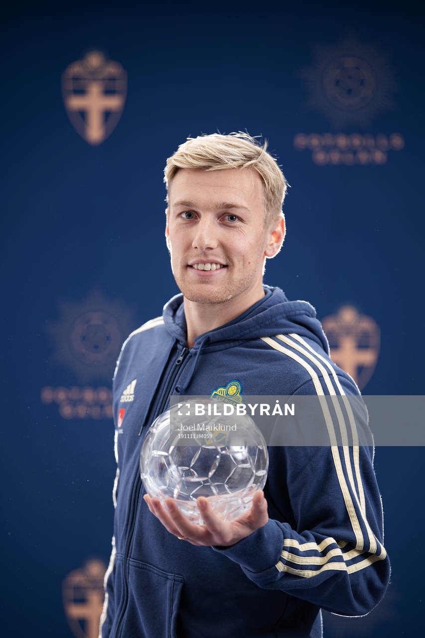 Sveriges Emil Forsberg poserar med sitt pris för Årets